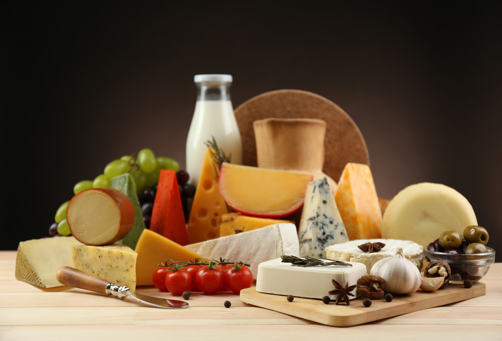 美味的乳制品产品,木制的桌子,在深色背景上